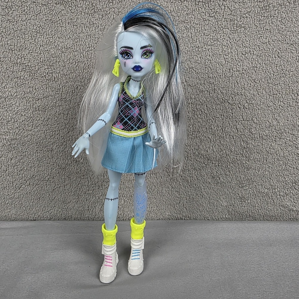Monster High Buried Secrets Wave 4 Courtside Fang Out Doll FRANKIE STEIN‎